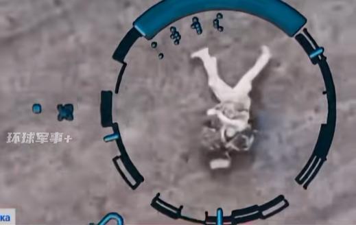 俄军投弹炸倒乌军 女兵一路狂奔 幸免于二次攻击