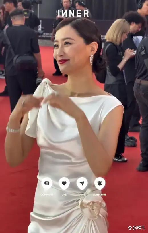 44岁陈法拉金像奖红毯美爆了 白到发光引热议