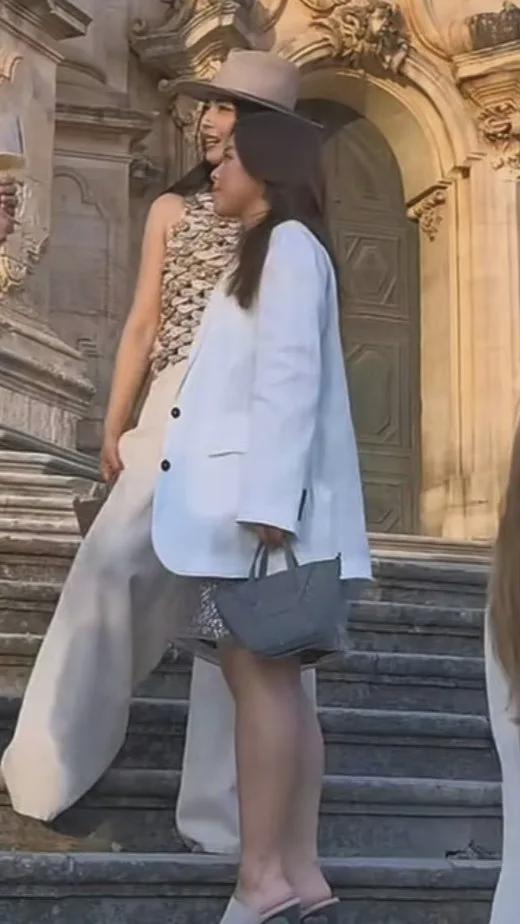 刘涛携女儿亮相意大利