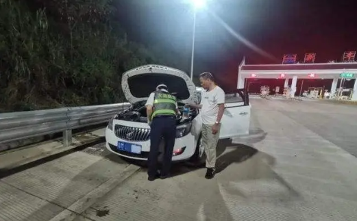 水箱故障妻子打水丈夫独自开走车