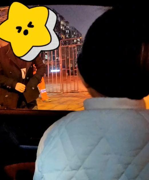 爸爸刮花车辆萌娃狂道歉，网友：想吵都吵不起来了