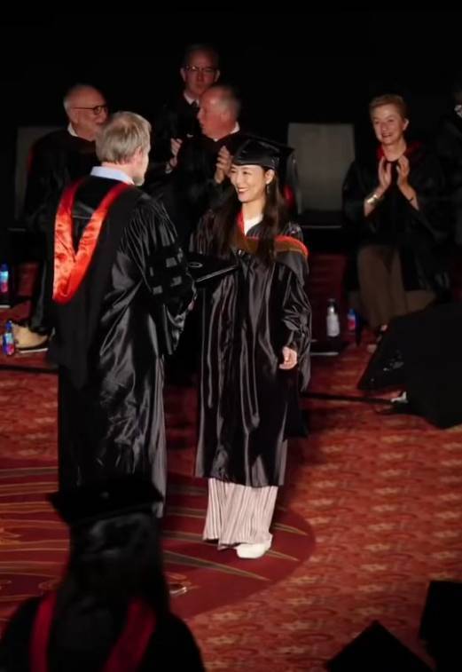 張靜初回應(yīng)研究生畢業(yè)未拿碩士文憑：有遺憾 分享求學(xué)經(jīng)歷與感悟