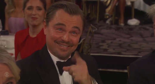 金球奖吐槽小李子找年轻女友 小李子举起大拇指