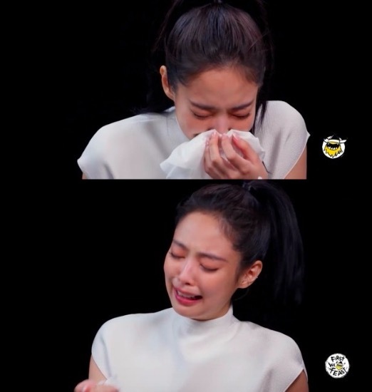 Jennie辣哭了 挑战过程中辣到失控尖叫