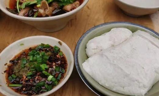 重庆街边豆花饭火爆，8元一碗人挤人，上菜快却凉半桌？