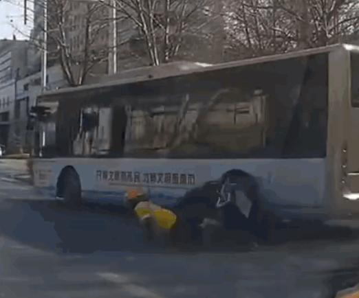 公交车撞倒外卖员后不减速逃逸 电动车在空中旋转一圈后才落地
