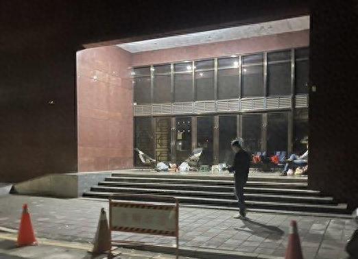 柯文哲案再开庭 “小草”彻夜排队 支持者坚守旁听