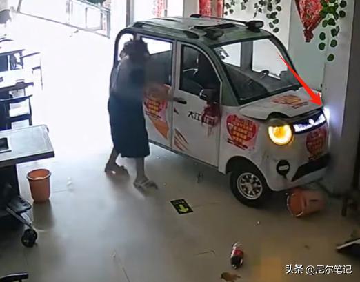 小車沖進屋10歲姐姐神速救起妹妹 驚險瞬間化險為夷