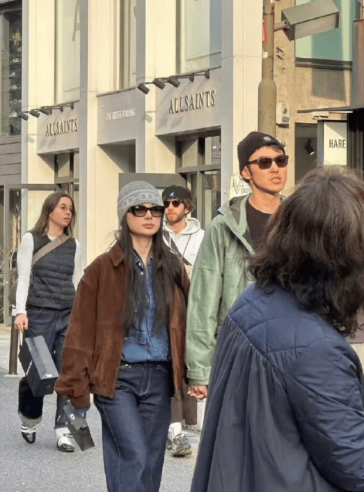 阮经天和女友十指紧扣逛街 两人年龄相差20岁