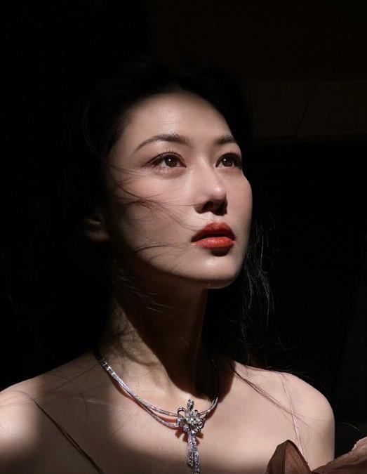 张馨予素颜照流出，肤色暗黄毛孔清晰，网友惊呼不像一人？