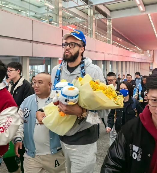 麦基正式抵达北京：张云松接机将穿0号 搭档周琦组超级双塔冲冠