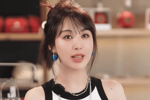 还没翻红先翻车，李菲儿成万人嫌，早年旧照被扒，与现在判若两人