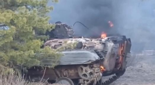 俄罗斯公布摧毁入侵乌装甲车画面：战车剧烈燃烧