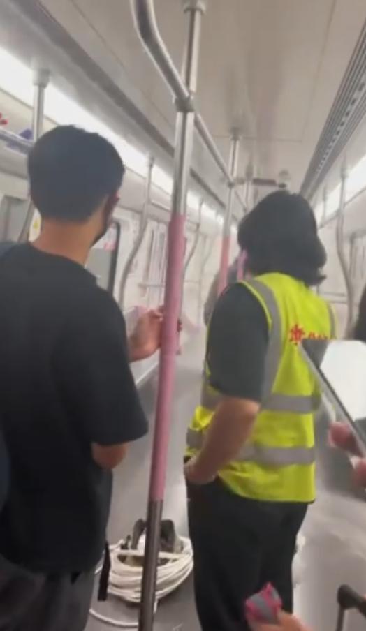 武汉地铁回应乘客背包冒烟：包里全是电池 没有着火