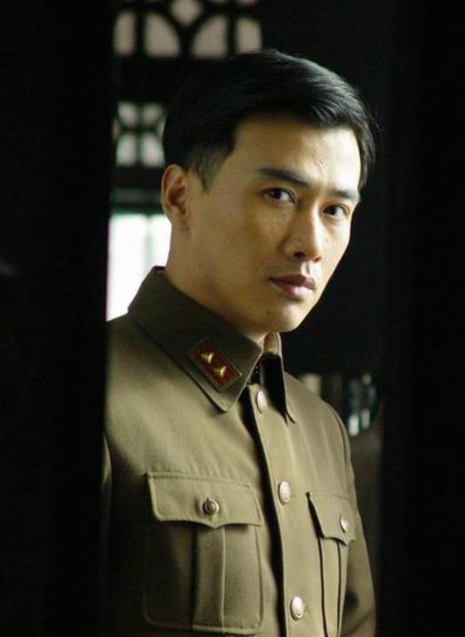 一部是由彭冠英,陈钰琪,吴越主演的《薄冰》,另一部则是由靳东,王