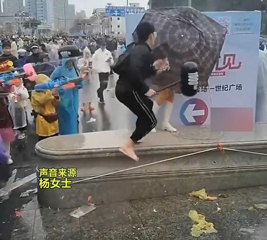 女主播泼水节遭围攻被男子用气锤猛砸头部同事出手帮助