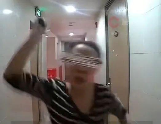 女子多次上門騷擾鄰居 持刀砍門引發(fā)恐慌