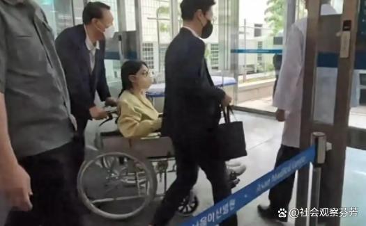 金建希坐牢后首次露面 电子镣铐下的就医行程