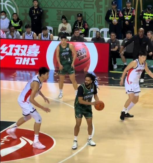 欧美顶流说唱歌手J.Cole，CBA首秀1分未得：纯卖票噱头？ 外网热议篮球跨界