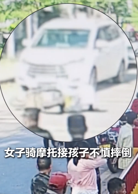 女子骑摩托车摔倒身上起火 警民合力扑救