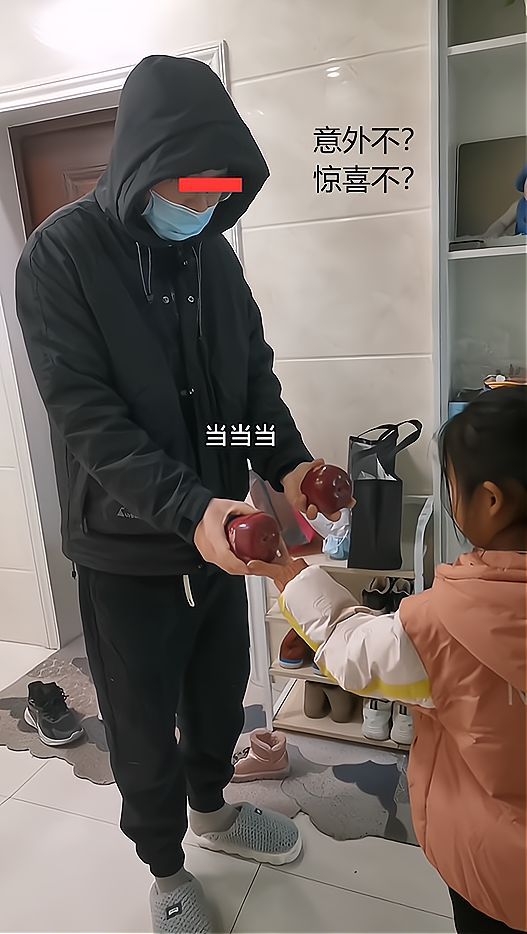 男子中年失业待家 妻子称变得勤快 先去厨房洗碗筷紧接着去卫生间洗衣服
