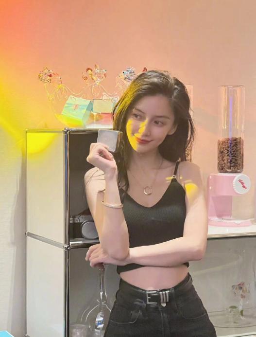 杨颖晒与小海绵背影合照，不忘祝福粉丝中秋快乐