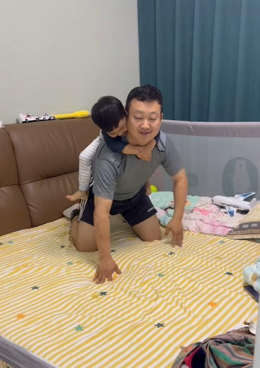 小孩不知妈妈去世每天都要找 善意谎言背后的父爱