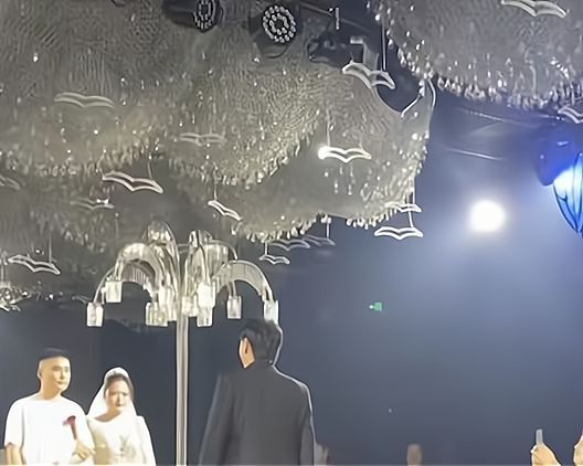 新人结婚妈妈被认成新娘 身材苗条皮肤白皙笑意盈盈