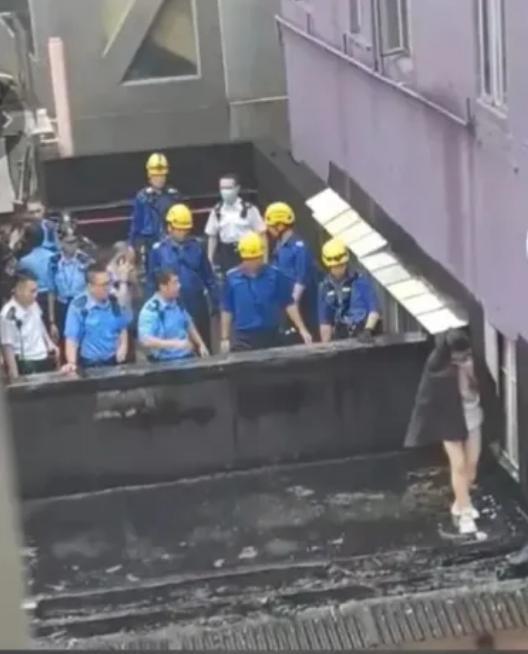 女生欲轻生嫌雨大跟警察借雨衣准备继续跳 