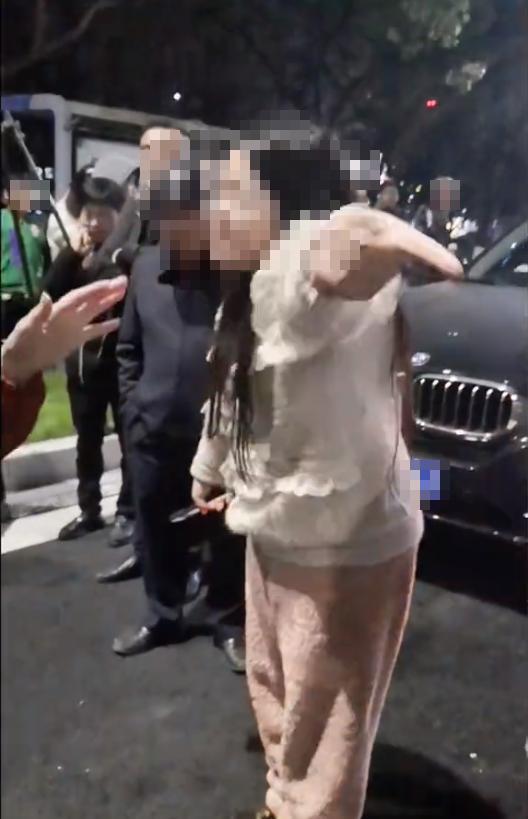 一宝马女车主占道还骂人 “你算什么东西”！