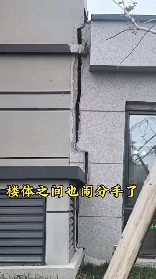 入住不到一年新小区天花板开裂