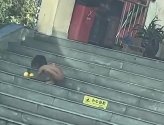 妇联称已介入服务区现野人小孩一事