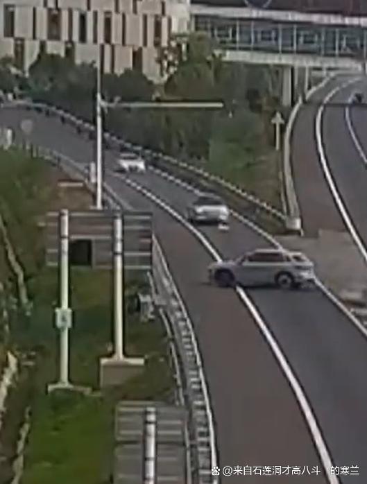 女子回应高速逆行去充电 拿命在充电