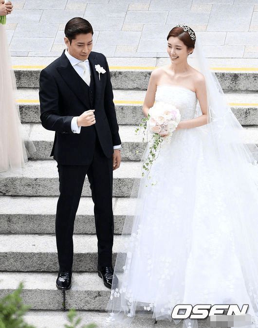 据韩媒23日报道,韩国男子演唱组合神话成员eric(文晸赫)的妻子罗惠美