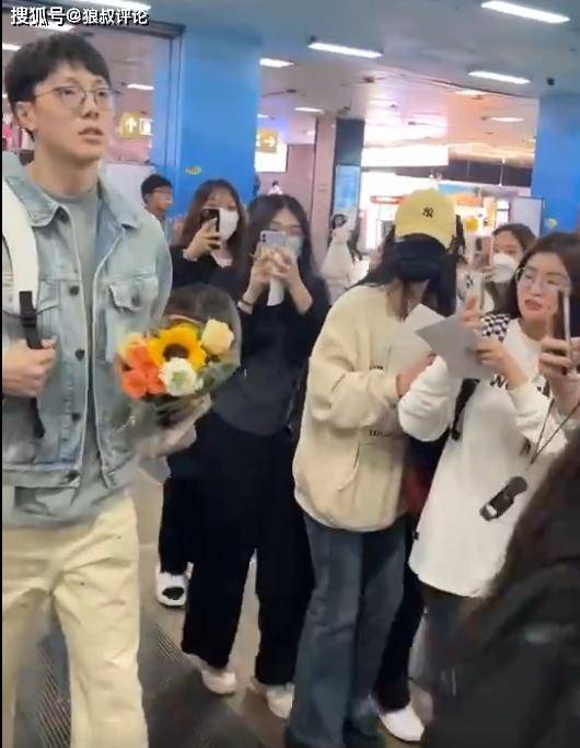胡明轩赵睿抵达厦门，大批粉丝接机变社死现场