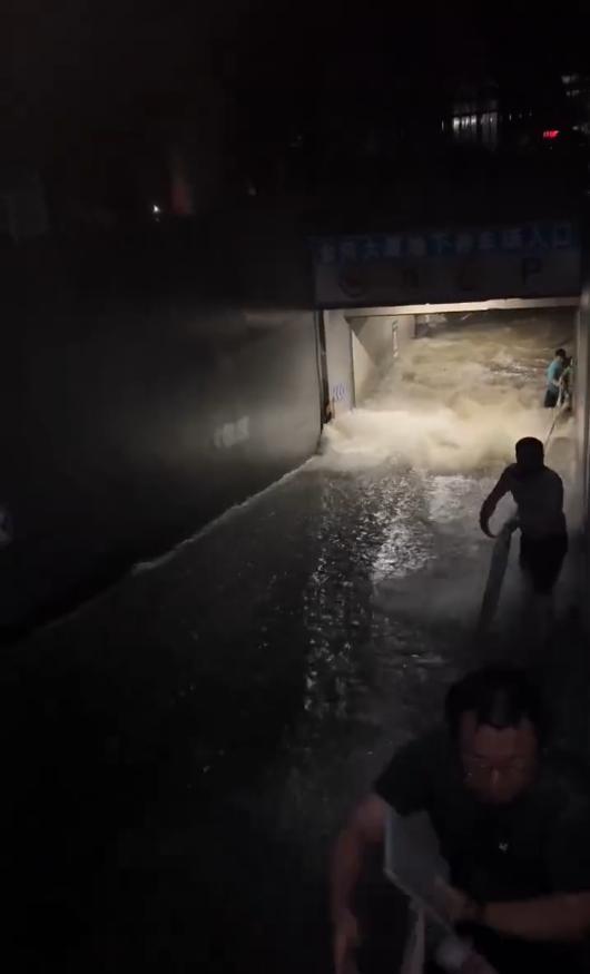 桂林暴雨致車庫被淹 市民拉繩逃生 積水嚴(yán)重引發(fā)關(guān)注