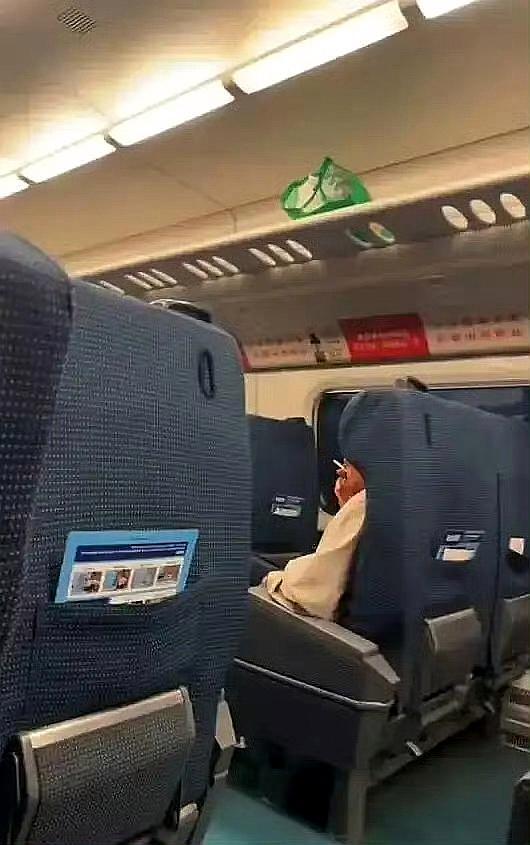 男子高铁座位上旁若无人抽烟 公然违法引关注