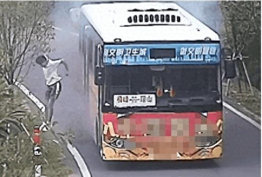 火势猛烈！公交车自燃7名学生跳窗逃生：车辆完全损毁 未造成人员伤亡