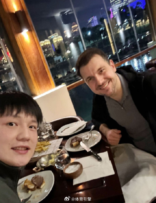 樊振东手捧MVP奖杯自拍
