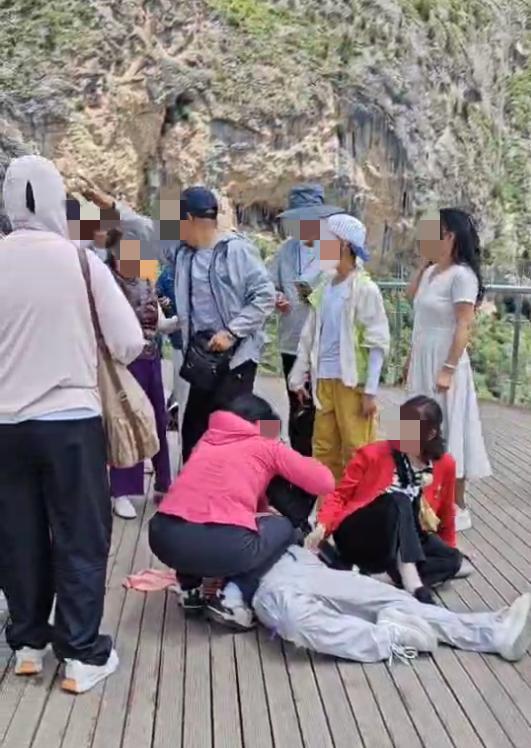 两拨游客在观景台拍照起争执 因拍照位置引发肢体冲突