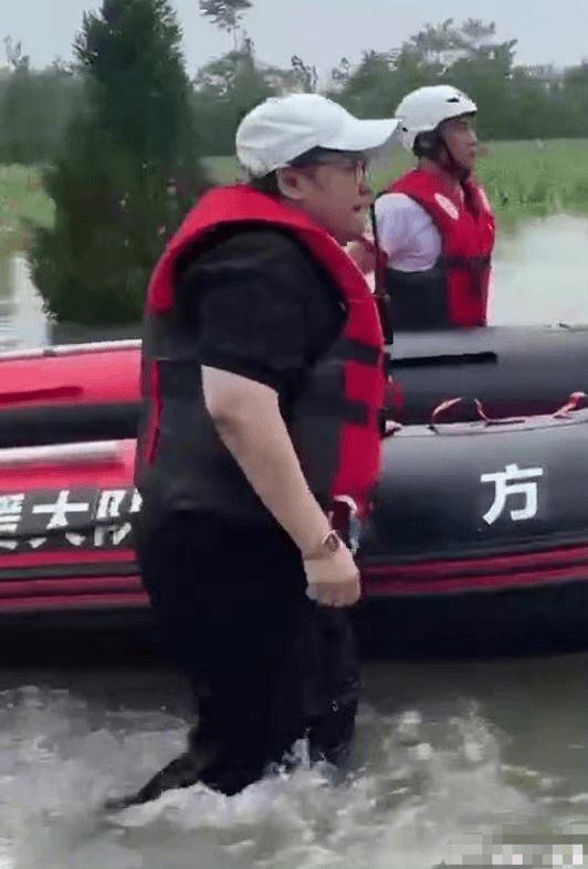 作秀？疑救援队员爆料韩红用救援艇摆拍：占3艘拍6小时