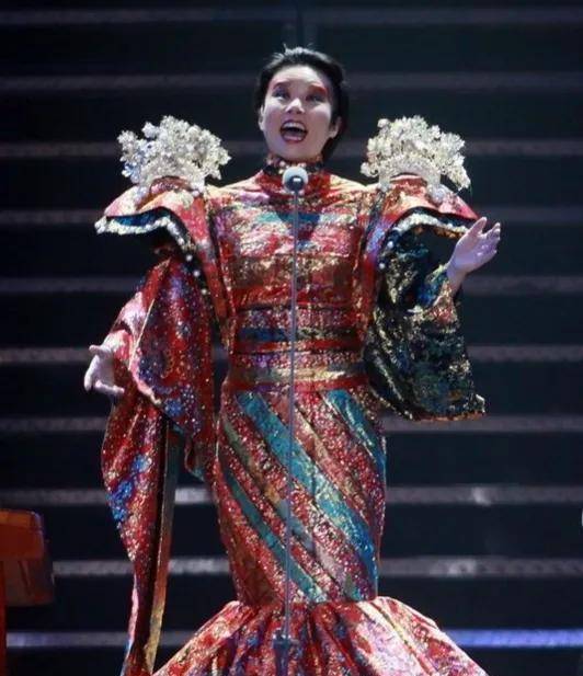 艾薇儿回答是否参加《浪姐4》，网友纷纷议论是真要来，期待值拉满