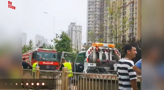 暴雨后北京街头堆积大量受损汽车 保险公司会赔吗