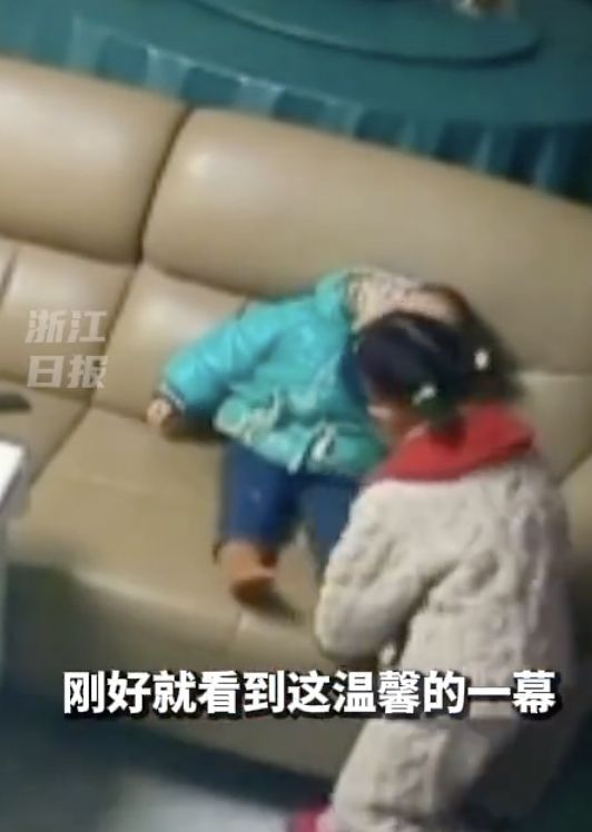  2歲弟弟看電視睡著 6歲姐姐貼心照顧