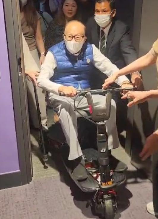 96歲李嘉誠坐輪椅看五月天演唱會 罕見公開露面