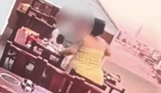 情侣酒后争执互泼饮料汤底 餐馆工作人员：民警已介入