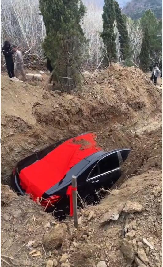 辽宁通报“车牌8888奔驰被埋入墓地”