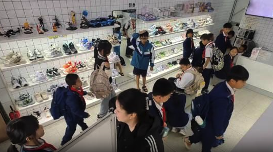 小学生组团到鞋店看电视催老板开门 老板：已坚持1年半，以为开店比打工自由