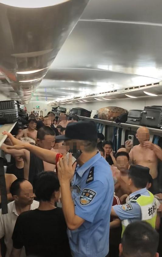 列車停運悶熱難耐 乘客砸窗該不該 35℃車廂引爭議