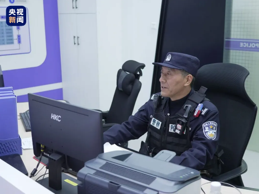 女儿用对讲机祝警察父亲节日快乐 致敬最后一班岗